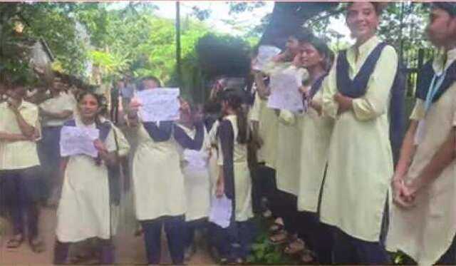Now, Borda govt school students stage protest, boycott classes over abrupt teacher transfers