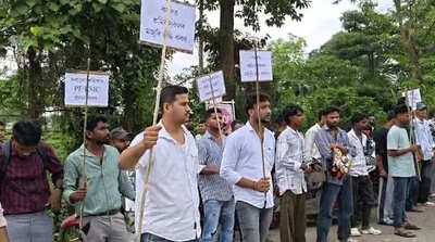 चाबुआ एयरफोर्स स्टेशन के ठेका श्रमिकों का प्रदर्शन: वेतन और सुरक्षा के लिए उठी आवाज़