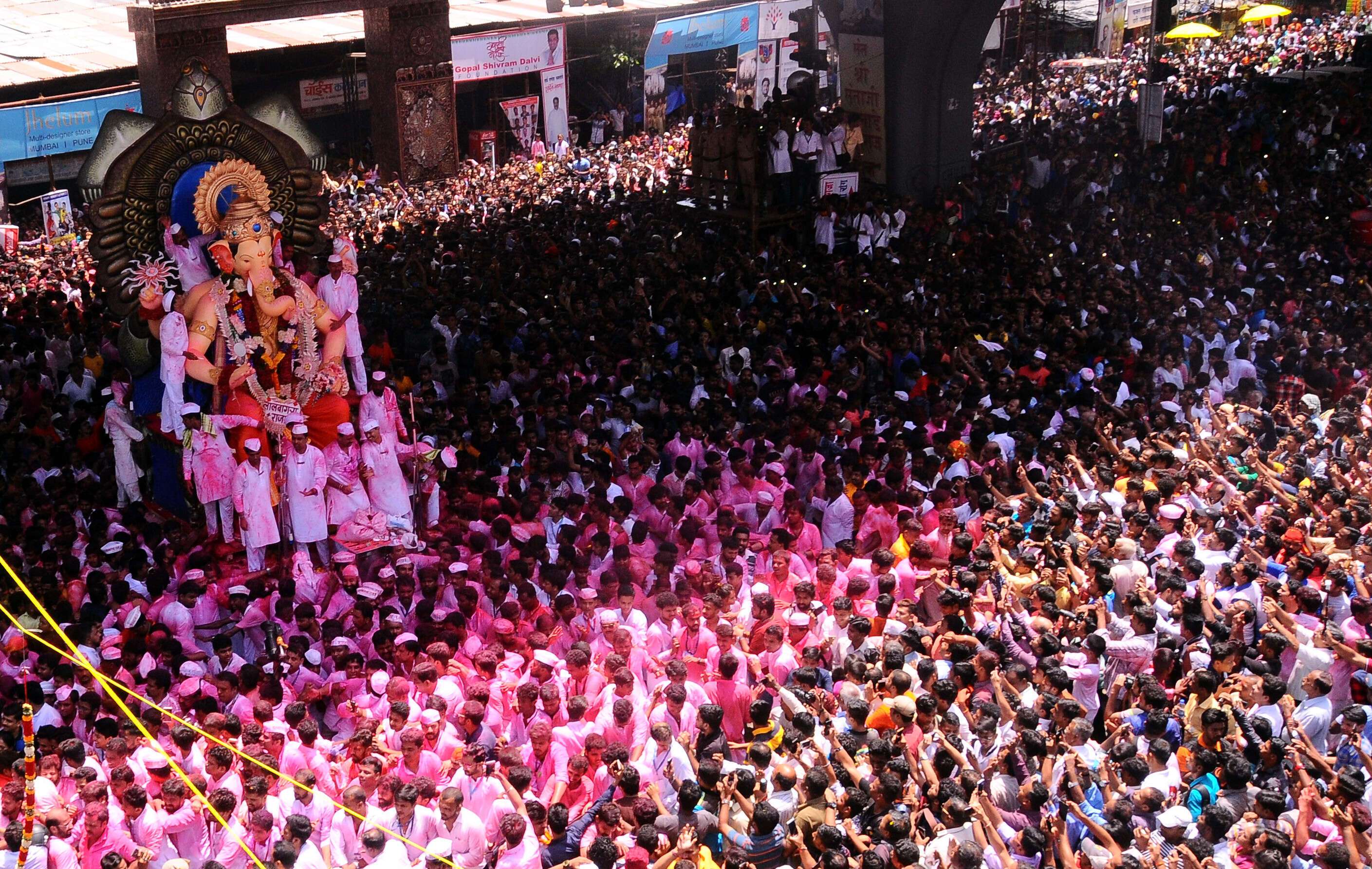 Ganesh Visarjan 2017: Lalbaug Cha Raja's grand visarjan procession | Mumbai  Mirror