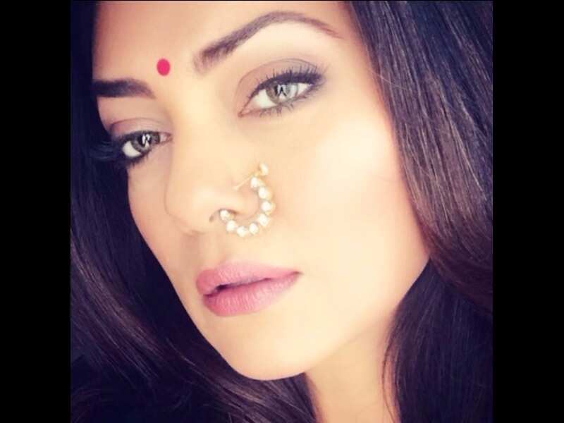 Sonam kapoor nose on sale pin