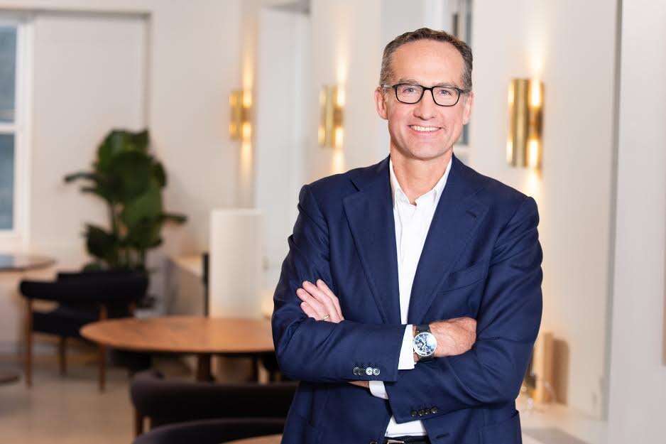 رئيسه في المكتب