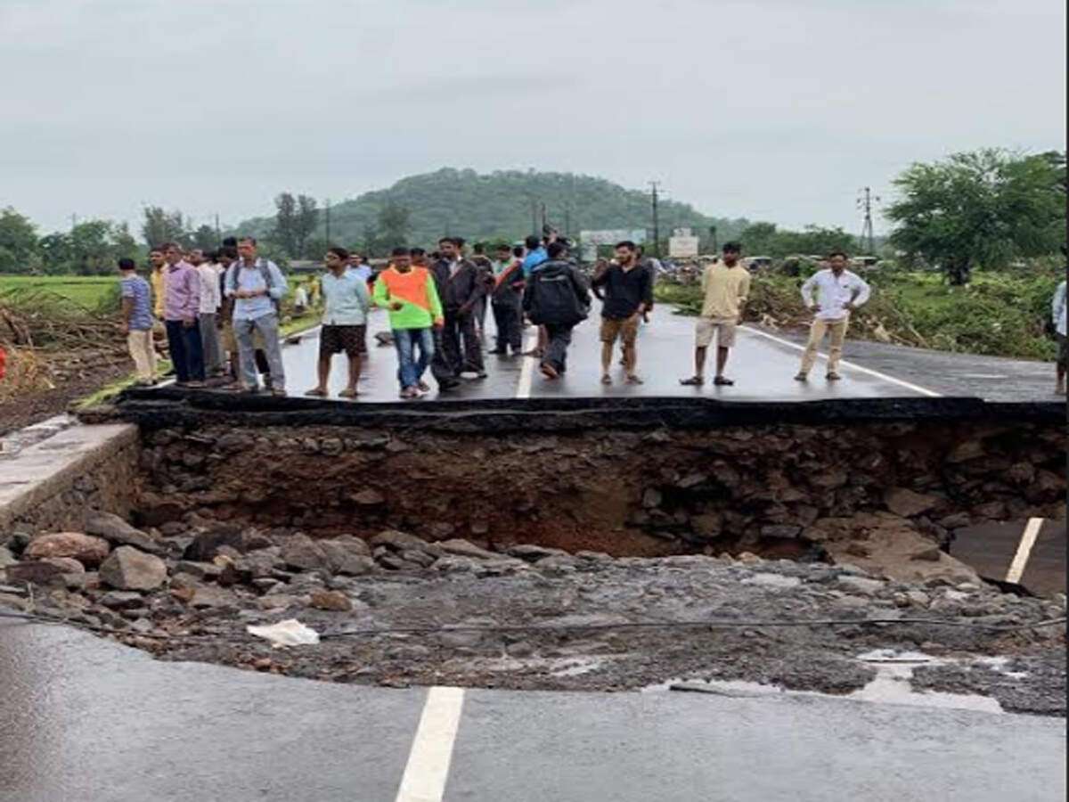 Part Of Kalyan Murbad Road Washed Away Near Rayta Bridge Mumbai News Times Of India