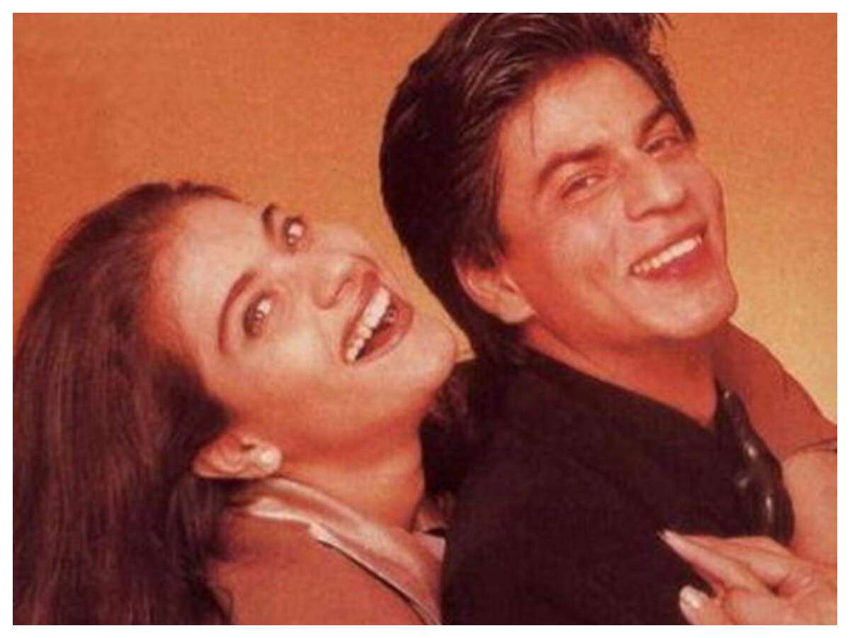 6 Momen Lawas Shah Rukh Khan dan Kajol Saat Syuting, Bikin Baper