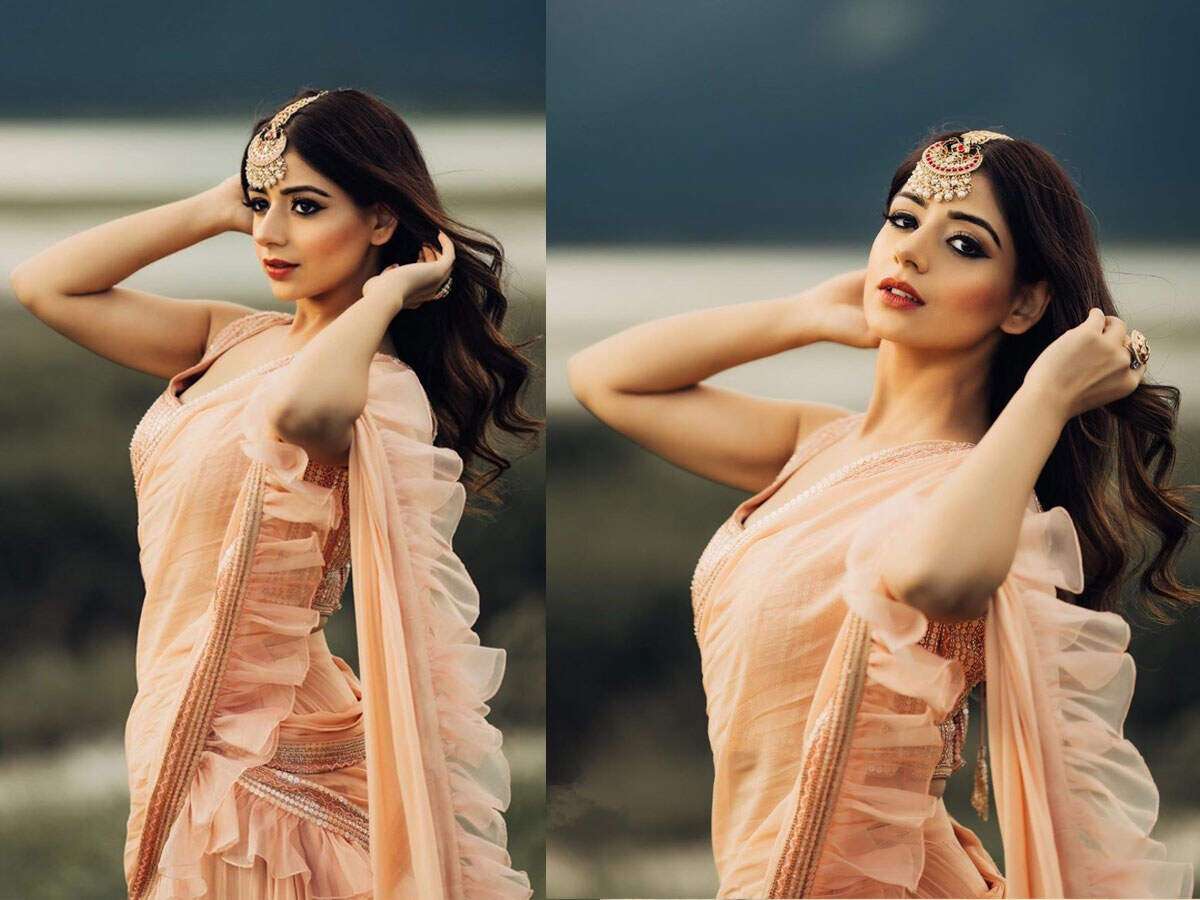 Tania looks nothing less than an Indian princess in her peach saree